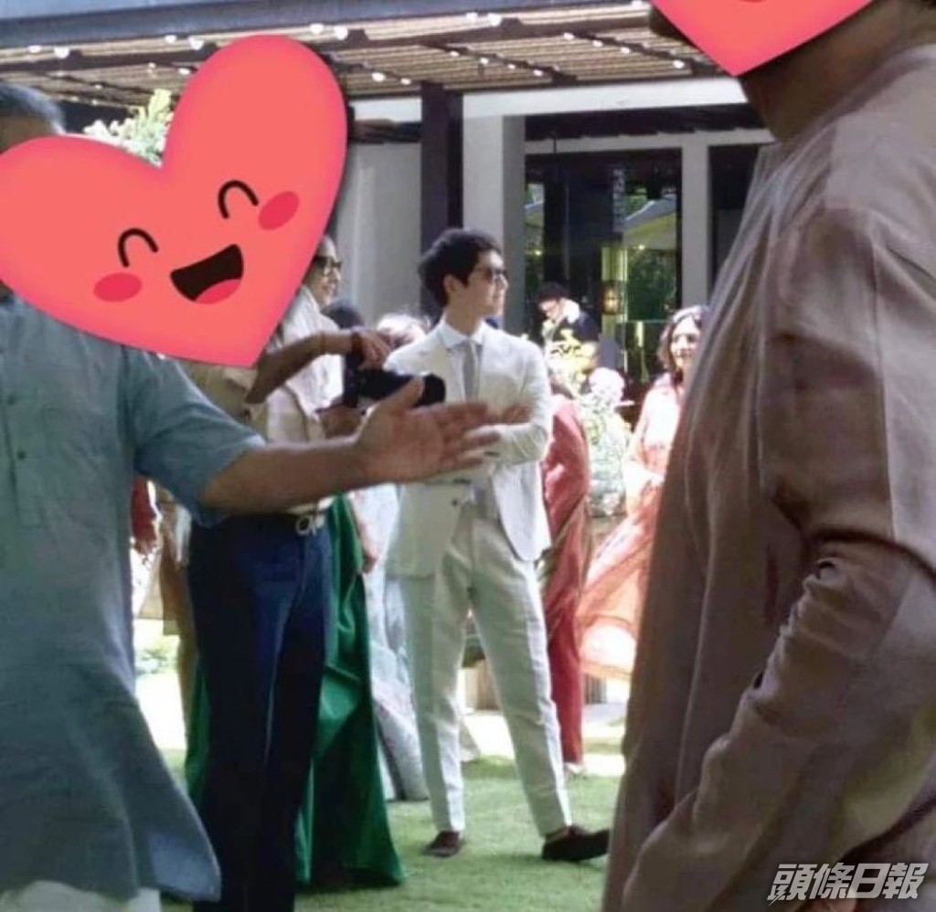 宋仲基站在一旁開心地觀禮。